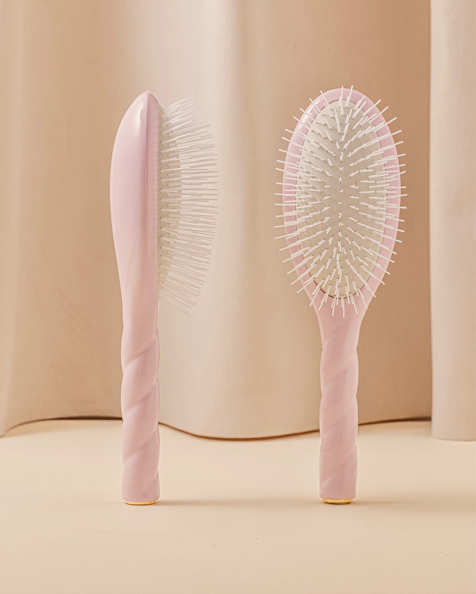 Image 3 of La Bonne Brosse Large Brush N07 in Lilac Pink