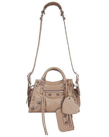 The Balenciaga arm bag 👀 #Balenciaga #designerfashion #balenciagabag