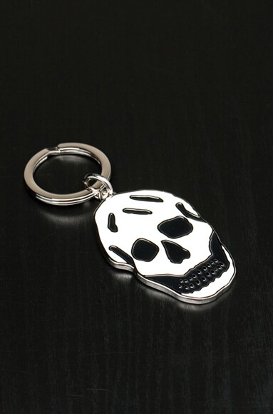McQueen Enamel Skull Key Ring Key Chain in Black/White in Black & White ...