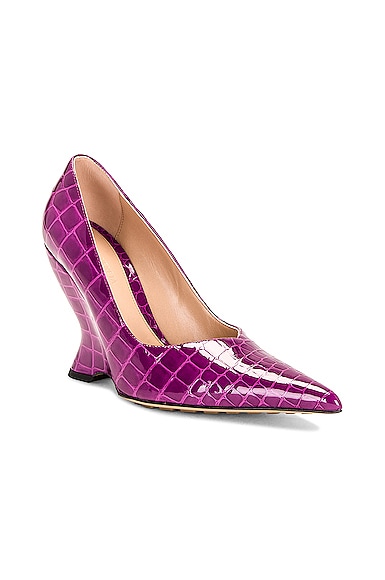 Bottega Veneta Gloss Croc Pumps In Venom