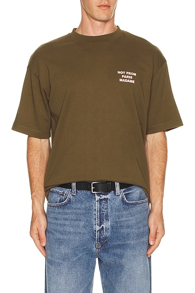 Drôle De Monsieur Le T-Shirt Slogan in Kaki