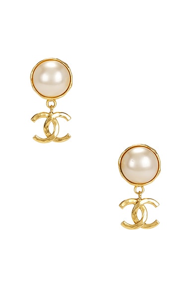 FWRD Renew Chanel 1995 CC Pearl Clip-On Earrings in Gold