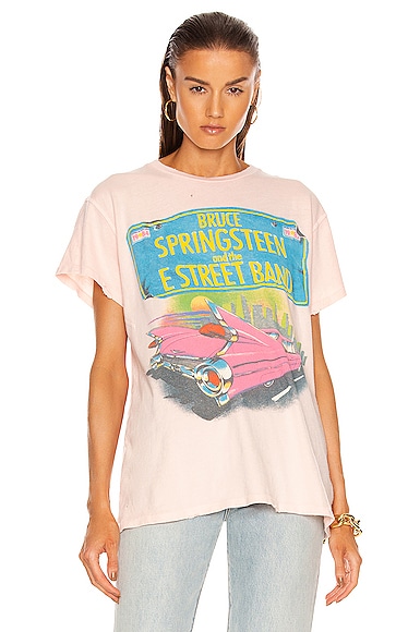 【MADE WORN】Burce Springsteen Tシャツ Madeworn Bruce Springsteen Tee in Pink | FWRD