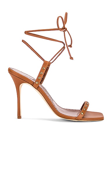 マロン (ウォルナット) Manolo Blahnik Morata 105 Sandal in Brown | FWRD