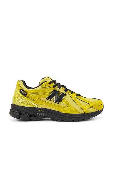 New Balance 1906r Sneaker in Marshland & Black