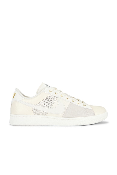 Nike Tennis Classic Cs Prm Wtch Bnd in Pale Ivory