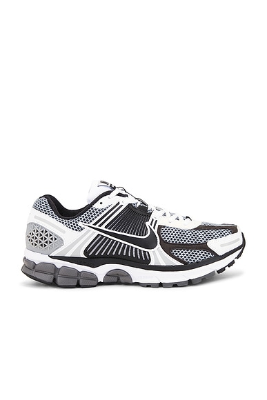 Nike Zoom Vomero 5 Se Sp in Dark Grey, Black-White-Sail