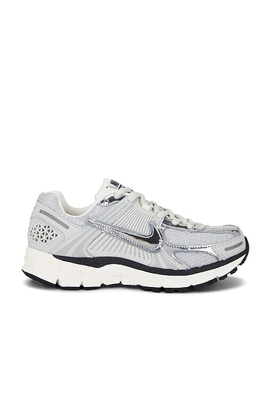 Nike Zoom Vomero 5 Sneaker in Photon Dust, Chrome, Gridiron, & Sail