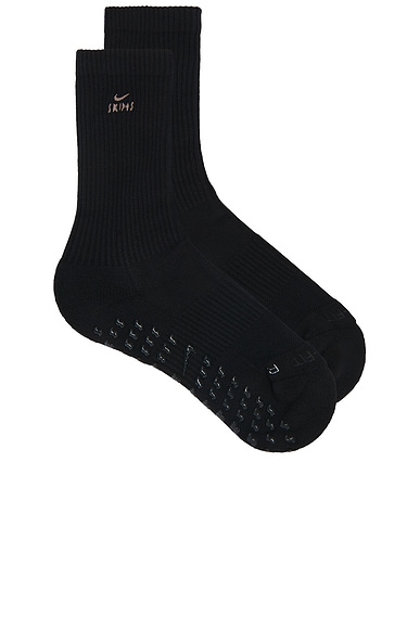 NikeSKIMS Dri-FIT Pilates Grip Crew Sock in Obsidian & Armor