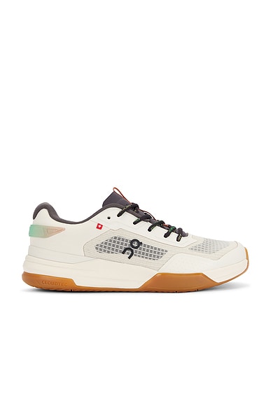 On x Z5 The Roger Advantage Sneaker in Cream & Almond