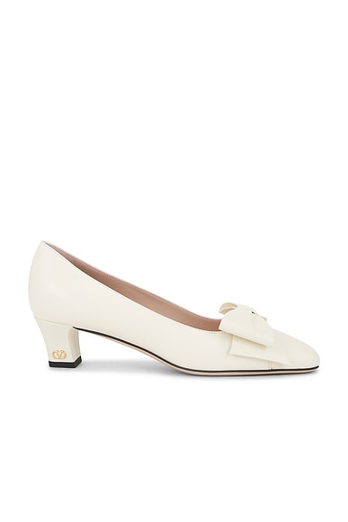 Valentino Garavani Bowow Pump in Ivory