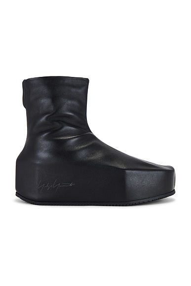 Y-3 Yohji Yamamoto Kyasu Overboot in Black