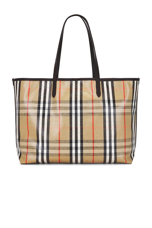 ショルダーバッグ・ポシェット Burberry Ls Highlands Baguette Bag Burberry Highlands Baguette Bag in Sand | FWRD