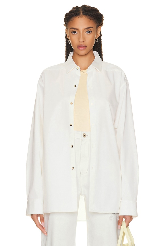 【関税＆送料込み】Jacquemus 'La Chemise Baseball' White Sh JACQUEMUS La Chemise Baseball Shirt in White | FWRD