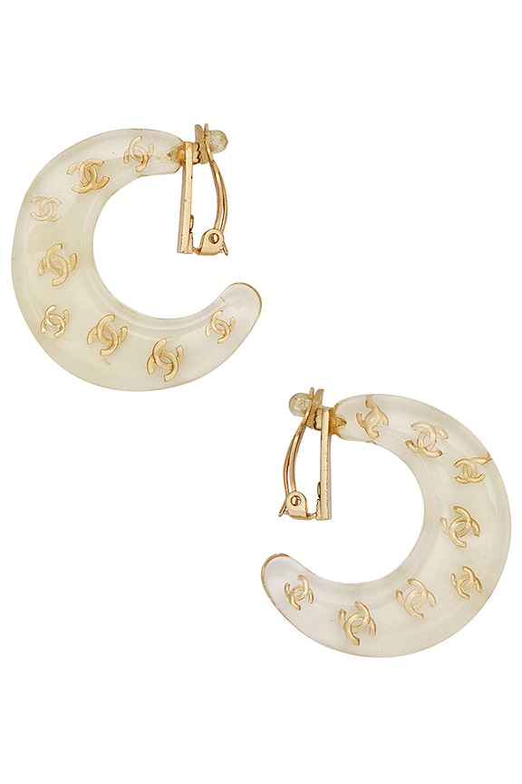 Valentino Garavani V Logo Signature Pearl Earrings in Valentino Garavani V Logo Signature Pearl Earrings in