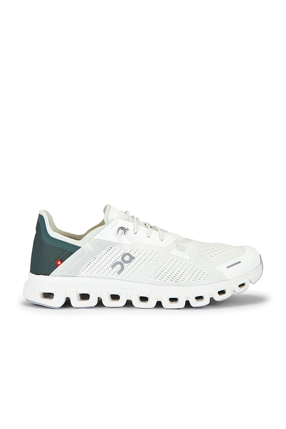 On x Z5 The Roger Advantage Sneaker in White & Ivory | FWRD