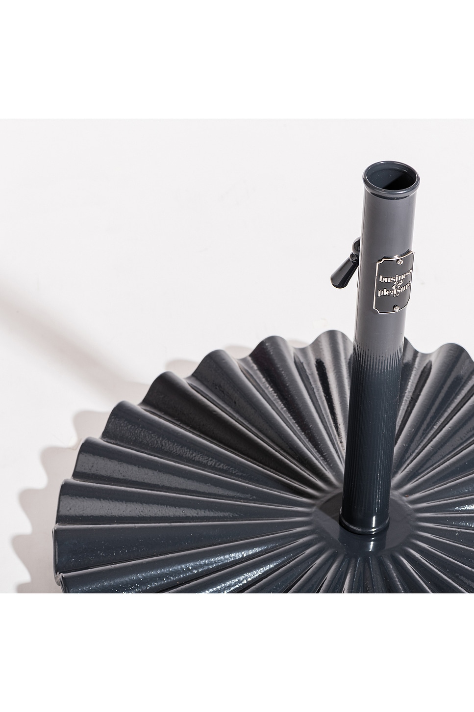 Business & Pleasure Clamshell Umbrella Base In Black