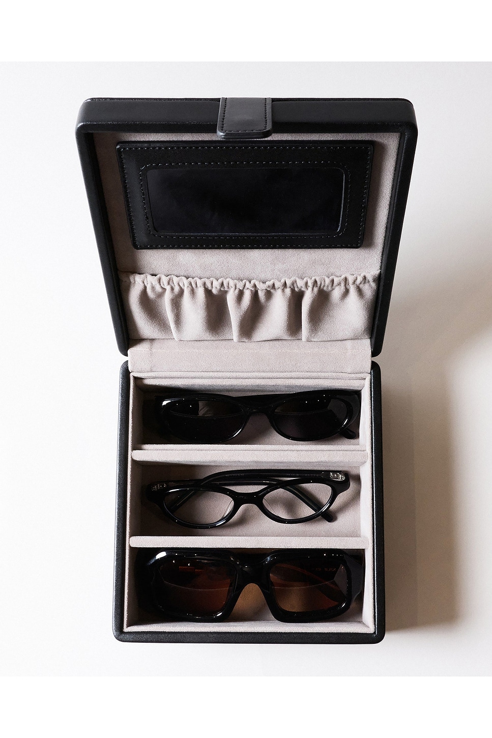Etoile Collective Capsule Case In Brown