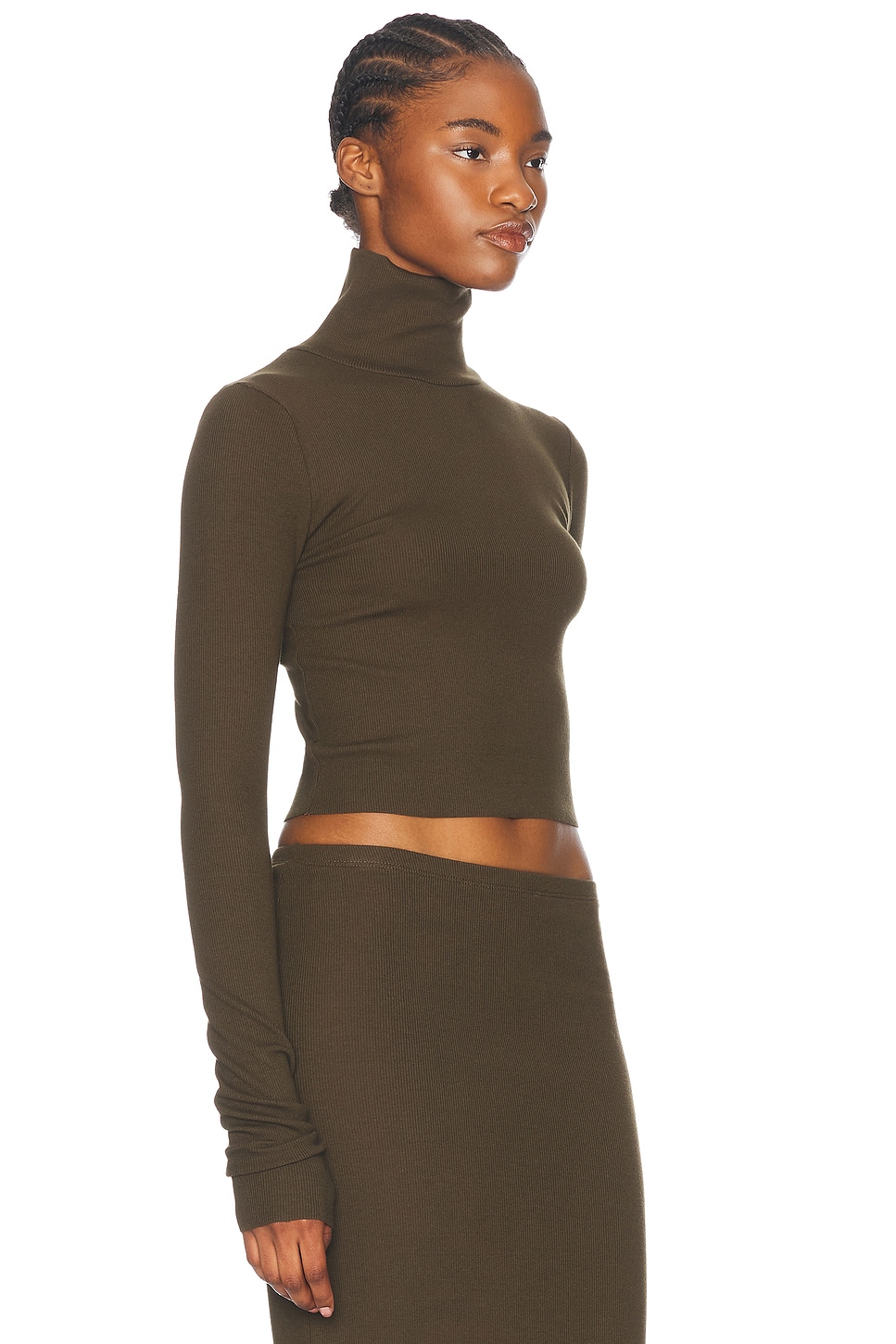 Éterne Cropped Fitted Turtleneck Top In Moss