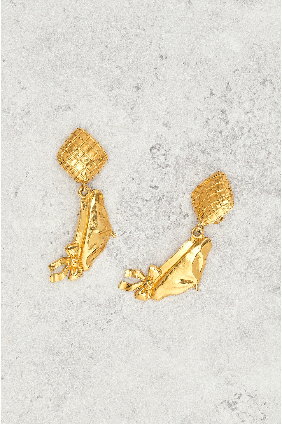 Pre-owned Chanel Ribbon Matelasse Swing Clip-on Earrings In Gold