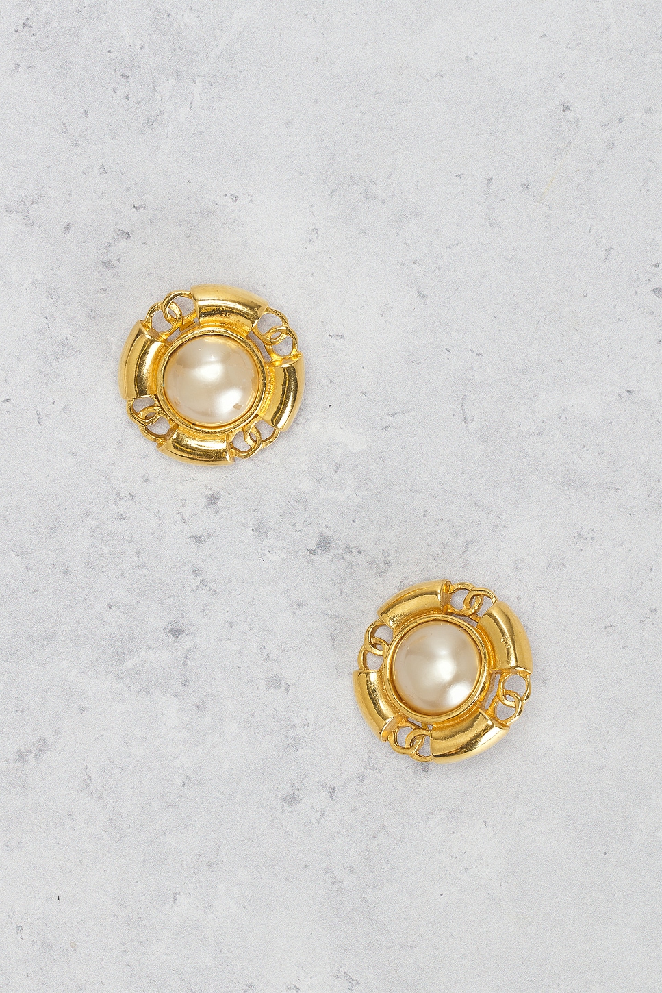 Pre-owned Chanel 1993 Cc Pearl Clip-on Earrings In Gold