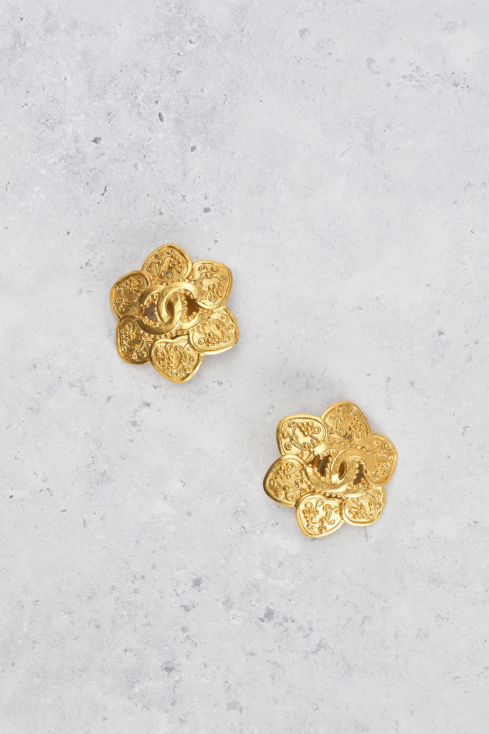 Pre-owned Chanel Cc Flower Clip-on Earrings In Gold