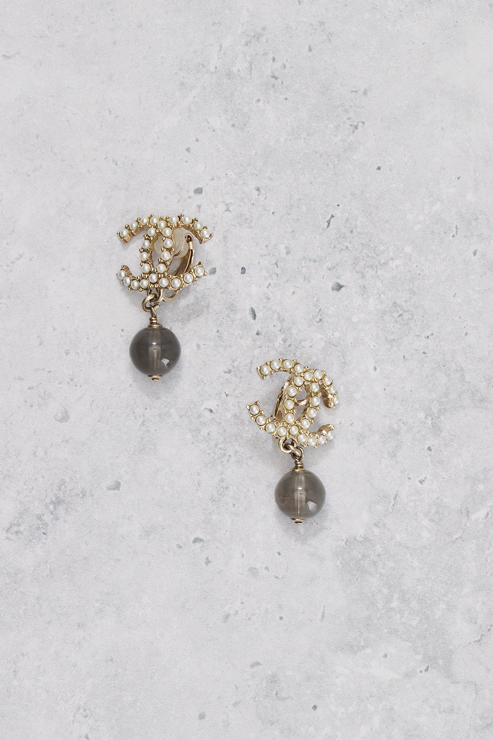 Pre-owned Chanel Cc Pearl Clip-on Earrings In Silver