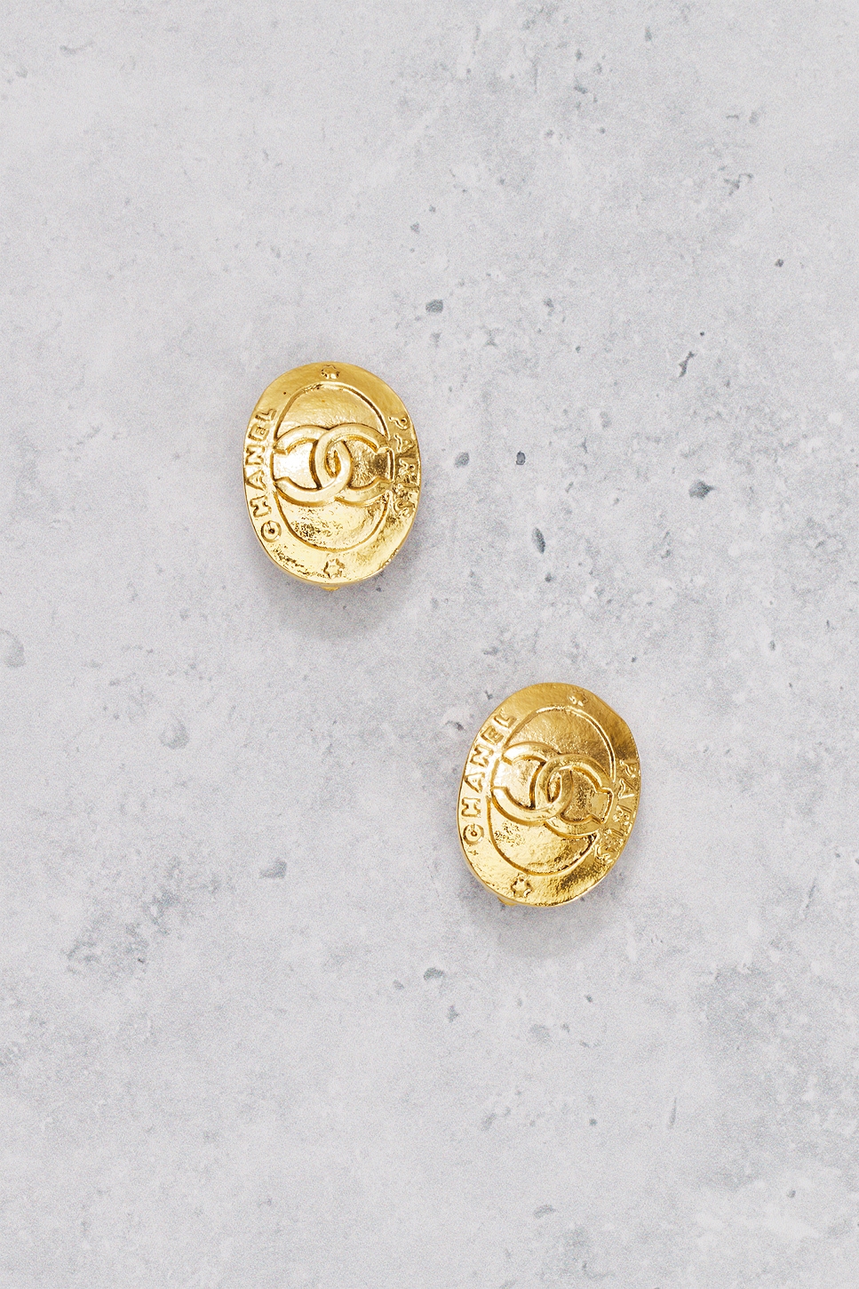 Pre-owned Chanel Cc Oval Clip-on Earrings In Gold