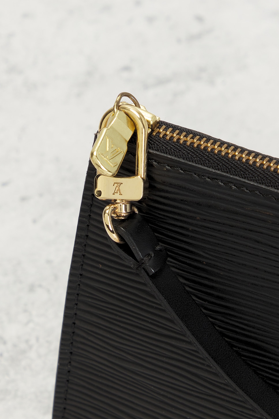 FWRD Renew Louis Vuitton Epi Pochette Accessoires 24 Shoulder Bag | Thumbnail 15