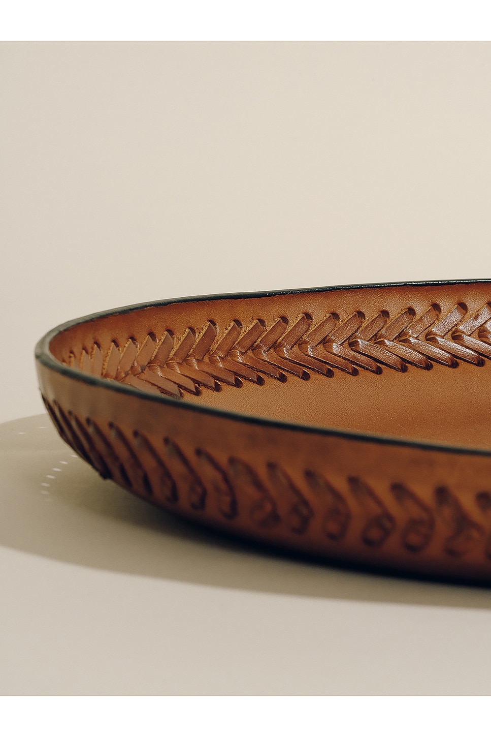 Hunting Season Oval Leather Lace In Gold