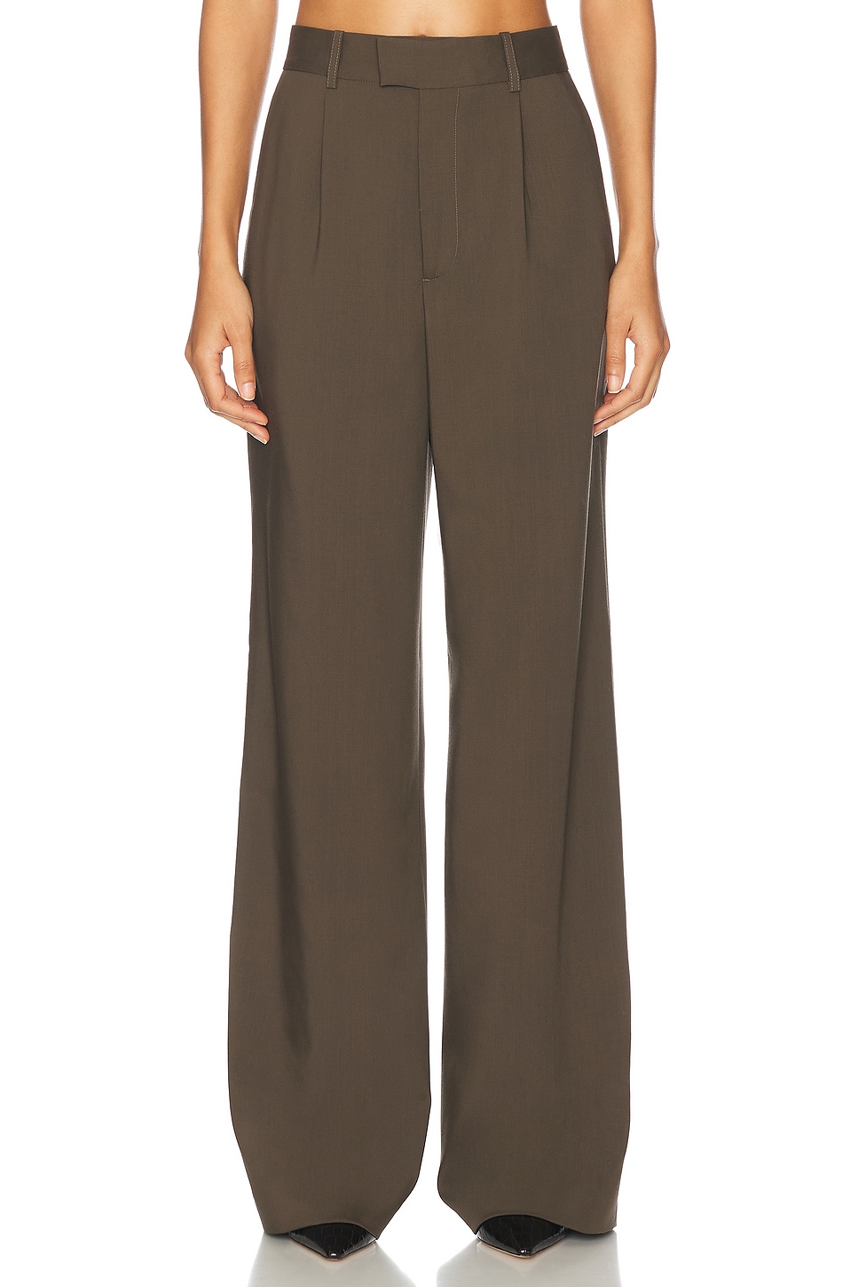 Relaxed Single Pleated Trousers in Brown