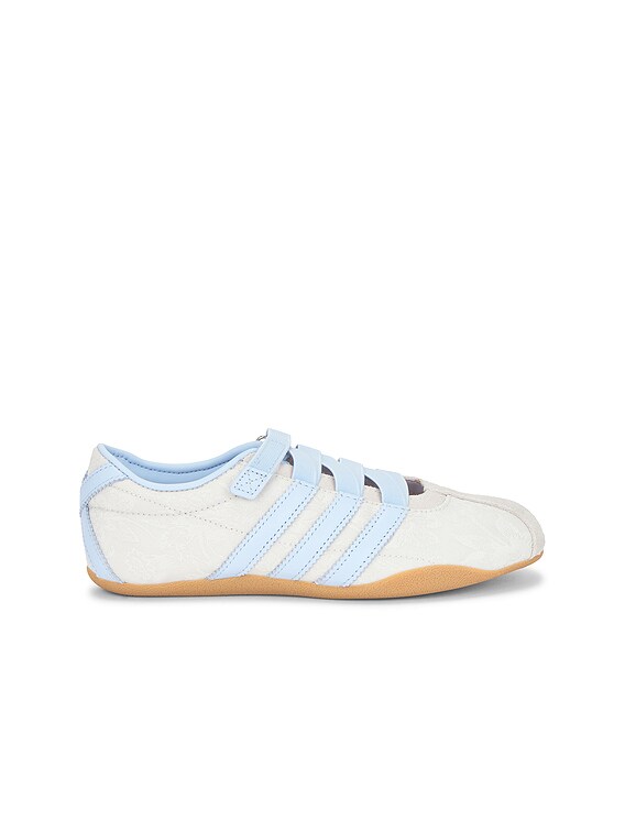 靴 MI adidas Originals Tokyo MJ Sneaker in Chalk Pearl, Crystal Sky