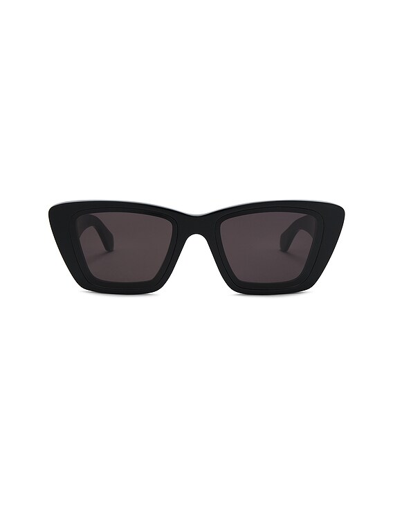 ALAÏA Lettering Logo Rectangular Sunglasses in Black & Grey  display picture 2