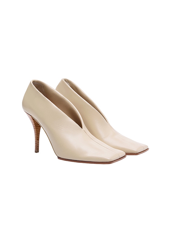 ALAÏA ALAΪA Square Toe Pump in Argile | FWRD