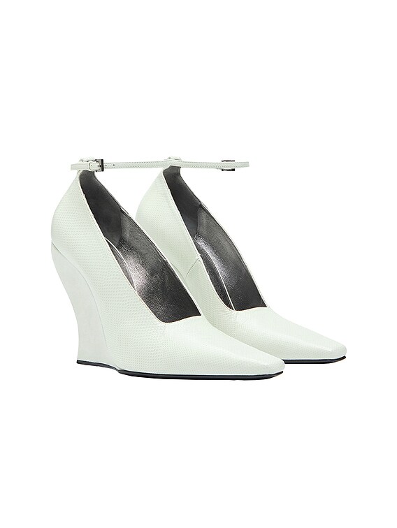 ALAÏA ALAΪA Wedge Pump in Vert Pale | FWRD