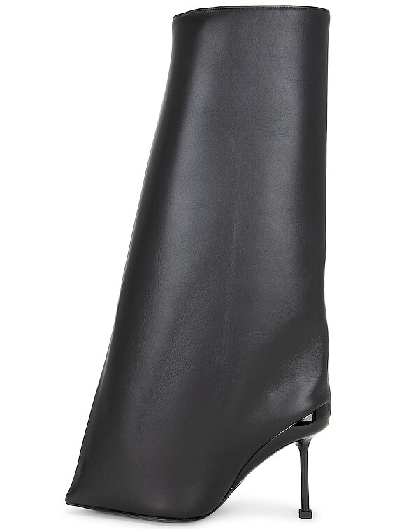 ショートブーツ・ブーティ MCQUEEN 'Slash' ankle boots McQueen Slash Flare Knee Boot in Black | FWRD