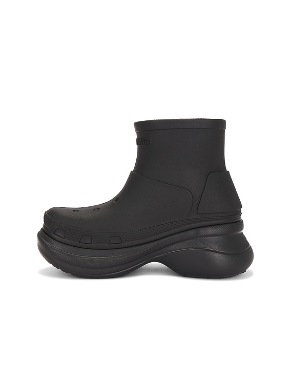 ショートブーツ・ブーティ Balenciaga Crocs Ankle Boots Balenciaga Crocs Bootie in Black | FWRD