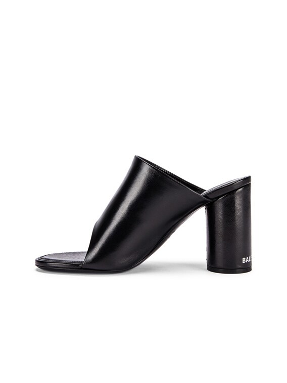 BALENCIAGA｜MULES (720762 W0FOU 1000) Women's Crocs™ Mule Jibbitz™ in Black | Balenciaga US