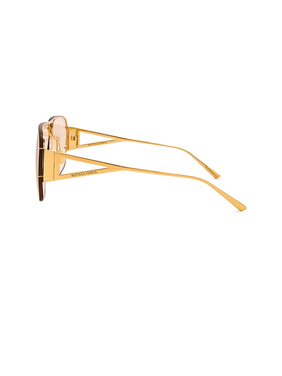 COPY - COPY - BOTTEGA VENETA
Triangle Pilot Sunglasses Bottega Veneta Triangle Pilot Sunglasses in Shiny Gold | FWRD main image 2