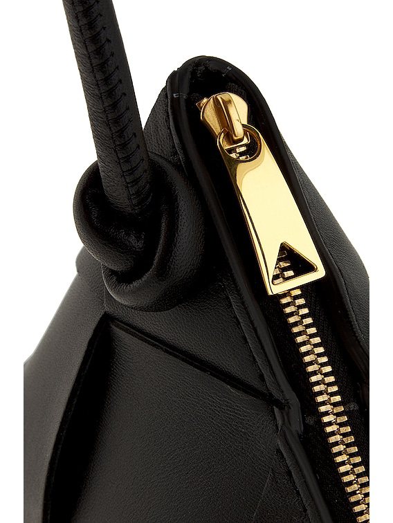 【BOTTEGA VENETA】POUCH ON STRAP ストラップショルダーバッグ Bottega Veneta Baguette Pouch On Strap in Black & Gold | FWRD