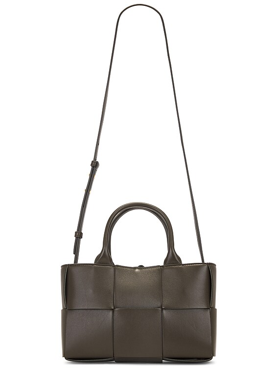 【BOTTEGA VENETA】Mini Arco Tote Bag - カーキダークプラリネ Bottega Veneta Mini Arco Tote Bag in Kaki & Gold | FWRD
