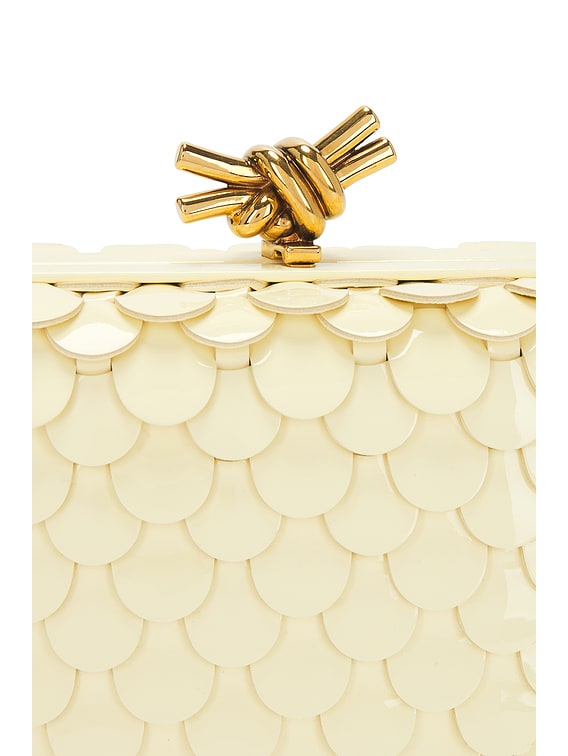 Bottega Veneta ノットタイクリップ イエローゴールド ブラス製 Bottega Veneta SMALL KNOT バッグ - Chamomile & Muse Brass | FWRD