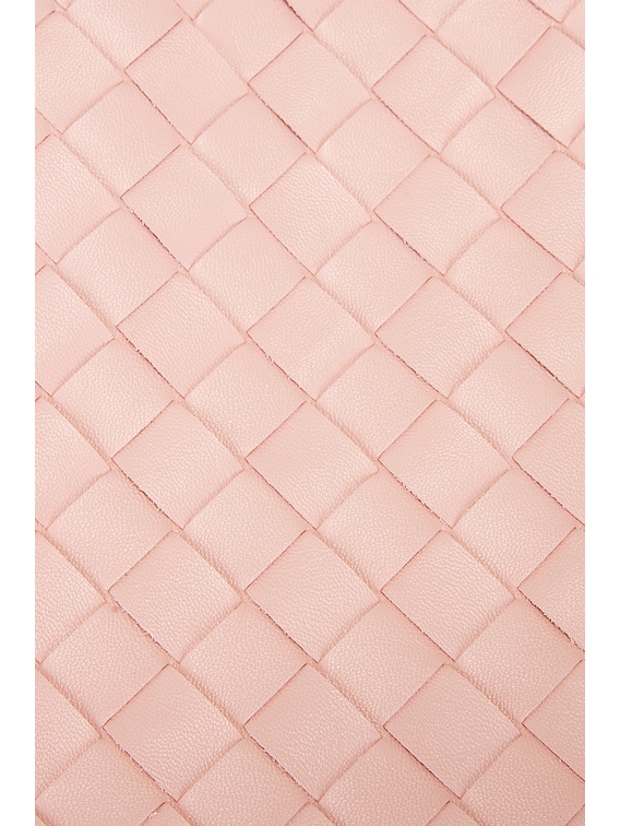 Bottega Veneta Medium Dustbag ピンク 関税込み Bottega Veneta Intrecciato Dustbag in Rose & Gold | FWRD