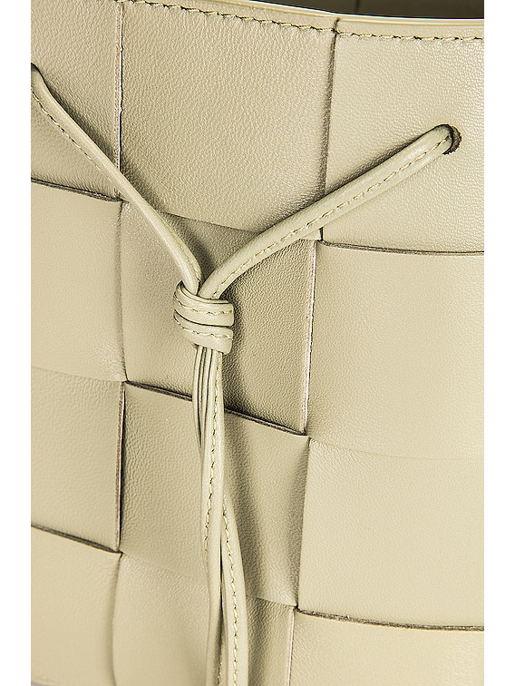 BOTTEGA VENETA☆Mini CASSETTE Bucket クロスボディ TRAVERTINE Bottega Veneta MINI CROSSBODY BUCKET バッグ - Travertine