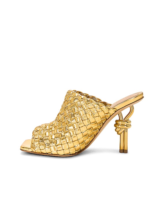 【ラムレザー】ボッテガ・ヴェネタ ミュール Knot ゴールド Bottega Veneta Knot Mule Sandal in Gold | FWRD