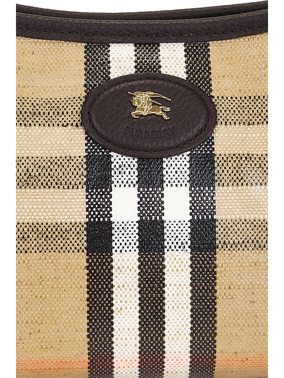 ショルダーバッグ・ポシェット Burberry Ls Highlands Baguette Bag Burberry Highlands Baguette Bag in Sand | FWRD