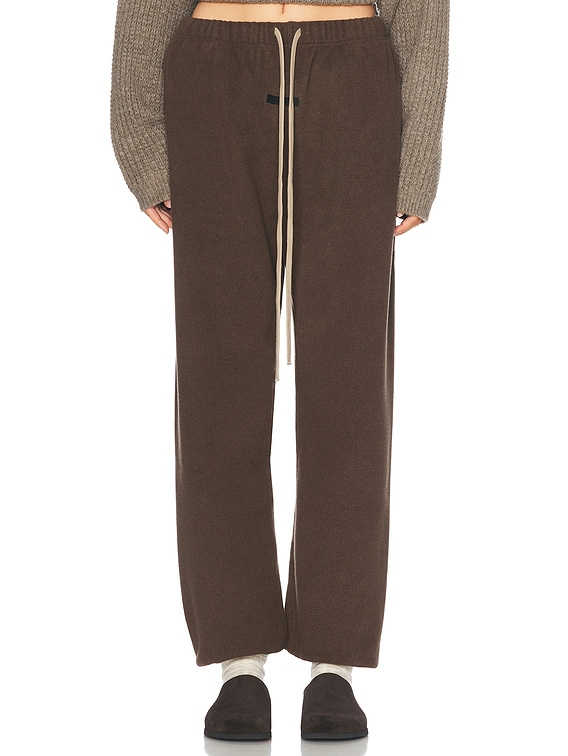 ESSENTIALS FEAR OF GOD ブラウン　パンツ Fear of God ESSENTIALS Satin Jogger in Brown | REVOLVE