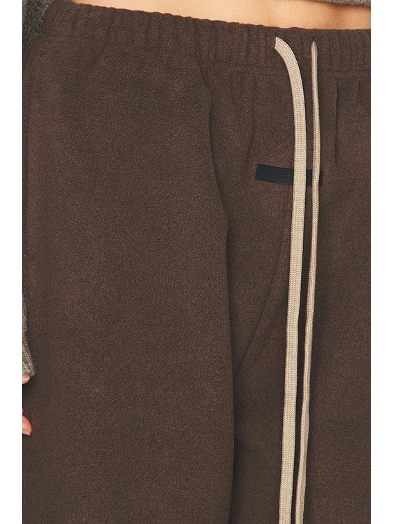 ESSENTIALS FEAR OF GOD ブラウン　パンツ Fear of God ESSENTIALS Satin Jogger in Brown | REVOLVE
