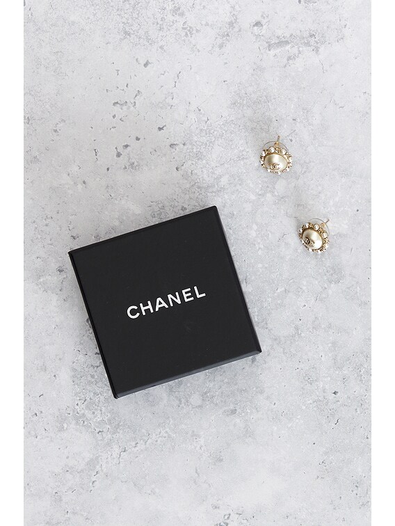 FWRD Renew CHANEL イヤリング - Gold | FWRD