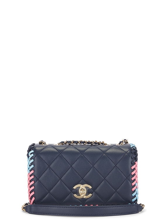 【季節問わず活躍!】CHANEL ショルダーバッグ FWRD Renew CHANEL ショルダーバッグ - Navy | FWRD